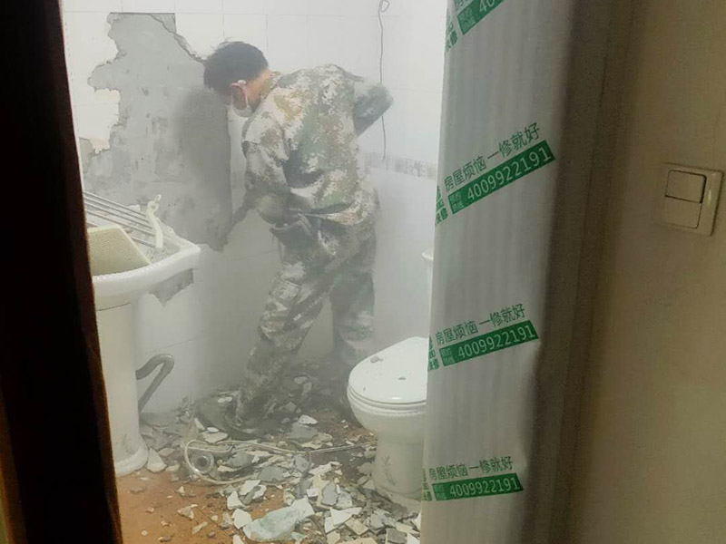 衛(wèi)生間拆除裝修:首先，拆除瓷磚時要用電，而電是從客廳臨時拉的，為了避免在施工過程中發(fā)生觸電的現(xiàn)象，最好將電拉進衛(wèi)生間內(nèi)。其次，舊房改造拆除瓷磚時可以用沖擊電鉆，這種工具方便快捷，可自由更換。但在使用前應(yīng)檢查其是否靈活，可以通過空轉(zhuǎn)一分鐘的方法進行檢驗。用完之后及時進行清理。最后，梯子也是必不可少的工具之一，它可以幫助工人拆掉處于高處的瓷磚，還可以架起臨時插座。 用具的拆除，這一工程根據(jù)施工工人工作的習(xí)慣，有兩種拆除方式，可以提前將其拆除，也可以在拆磚的過程中同時進行。但并不是所有的用具都可以提前拆除，馬桶必須在瓷磚拆除之后才可以拆掉，要不然掉落的瓷磚會砸壞馬桶。用具拆除后，應(yīng)將露出的電線接口用絕緣的東西綁住。