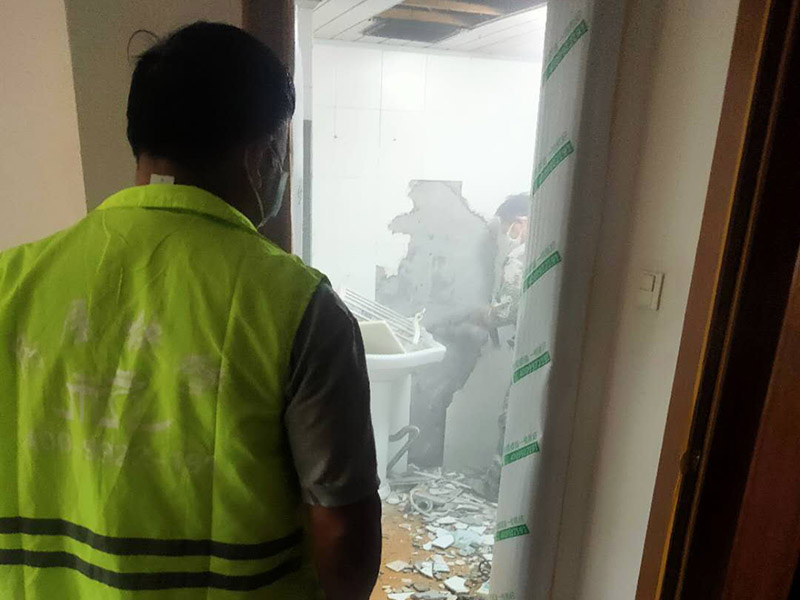 衛(wèi)生間拆除裝修:首先，拆除瓷磚時要用電，而電是從客廳臨時拉的，為了避免在施工過程中發(fā)生觸電的現(xiàn)象，最好將電拉進衛(wèi)生間內(nèi)。其次，舊房改造拆除瓷磚時可以用沖擊電鉆，這種工具方便快捷，可自由更換。但在使用前應(yīng)檢查其是否靈活，可以通過空轉(zhuǎn)一分鐘的方法進行檢驗。用完之后及時進行清理。最后，梯子也是必不可少的工具之一，它可以幫助工人拆掉處于高處的瓷磚，還可以架起臨時插座。 用具的拆除，這一工程根據(jù)施工工人工作的習(xí)慣，有兩種拆除方式，可以提前將其拆除，也可以在拆磚的過程中同時進行。但并不是所有的用具都可以提前拆除，馬桶必須在瓷磚拆除之后才可以拆掉，要不然掉落的瓷磚會砸壞馬桶。用具拆除后，應(yīng)將露出的電線接口用絕緣的東西綁住。