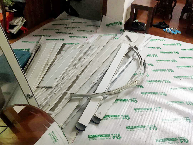 安順泥瓦工師傅哪里找先看久益一修官網(wǎng)裝修工人信息，在線直接聯(lián)系電話，安順泥瓦工在哪里找活先看久益一修安順招商加盟政策、免費(fèi)招商加盟扶持，安順泥瓦工多少錢一天訂單量穩(wěn)定的接單平臺(tái)月收入過2萬(wàn)元；安順泥瓦工師傅接單區(qū)域覆蓋:西秀區(qū)、平壩區(qū)、普定縣、鎮(zhèn)寧布依族苗族自治縣、關(guān)嶺布依族苗族自治縣等。  安順泥瓦工在哪里找活，安順泥瓦工師傅找活方式有加入安順裝修維修公司當(dāng)工人接單、加入安順裝修維修平臺(tái)副業(yè)接單、加盟裝修維修連鎖品牌自己當(dāng)老板、加入安順本地的裝修維修微信群QQ群攬活、泥瓦工師傅還可以通過網(wǎng)絡(luò)招聘平臺(tái)來找活等，找活方式有很多種的，收益也是各不相同，看你自己適合哪一種了。  安順泥瓦工多少錢一天，安順市區(qū)好手藝泥瓦工師傅、點(diǎn)工400元一天、包工500元多一天。但是現(xiàn)在安順裝修泥瓦工普遍面臨的是人多人地少的問題，裝修泥瓦工要有穩(wěn)定的收益需要有源源不斷的訂單工地施工才行，現(xiàn)在是互聯(lián)網(wǎng)時(shí)代，小編在此推薦泥瓦工師傅可以選擇加入訂單穩(wěn)定的平臺(tái)接單或是自己加盟裝修品牌創(chuàng)業(yè)。