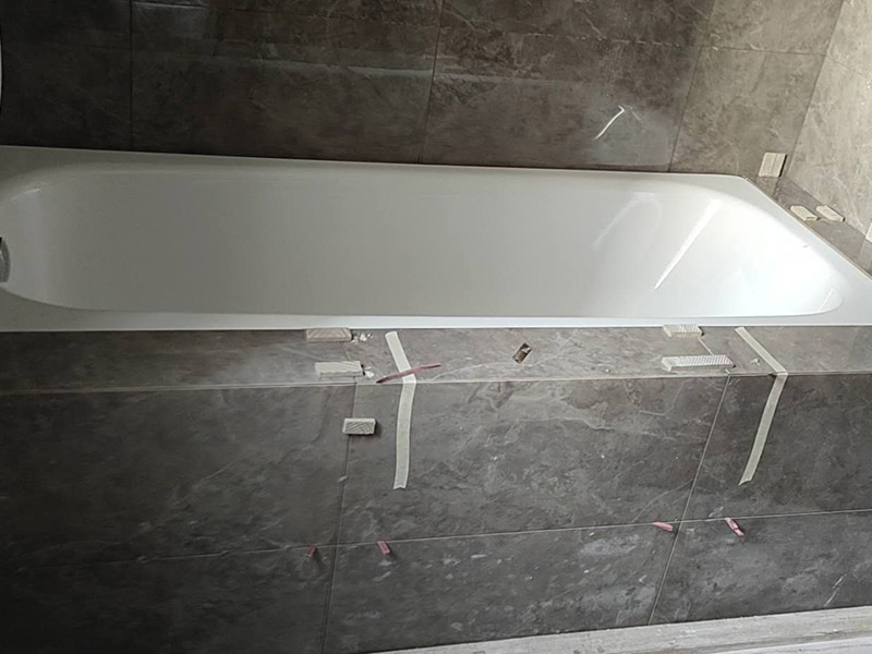 衛(wèi)生間浴缸安裝:1、在安裝裙板浴缸時，其裙板底部應緊貼地面，樓板在排水處應預留250～300mm洞孔，便于排水安裝，在浴缸排水端部墻體設置檢修孔。 2、其他各類浴缸可根據(jù)有關(guān)標準或用戶需求確定浴缸上平面高度。然后砌兩條磚基礎(chǔ)后安裝浴缸。如浴缸側(cè)邊砌裙墻，應在浴缸排水處設置檢修孔或在排水端部墻上開設檢修孔。 3、各種浴缸冷、熱水龍頭或混合龍頭其高度應高出浴缸上平面150mm。安裝時應不損壞鍍鉻層。鍍鉻罩與墻面應緊貼。 4、固定式淋浴器、軟管淋浴器其高度可按有關(guān)標準或按用戶需求安裝。 5、浴缸安裝上平面必須用水平尺校驗平整，不得側(cè)斜。浴盆上口側(cè)邊與墻面結(jié)合處應用密封膏填嵌密實。 6、浴缸排水與排水管連接應牢固密實，且便于拆卸，連接處不得敞口。 7、水件安裝完畢后，應該實驗各個出水口是否暢順，并且關(guān)閉去水閥，給浴缸內(nèi)蓄水，觀察會不會漏水，最后再打開去水，觀察排水速度是否正常，并且看看有沒有水從浴缸底部溢出到外面。