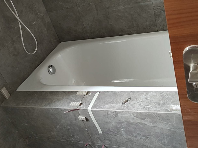 衛(wèi)生間浴缸安裝:1、在安裝裙板浴缸時，其裙板底部應緊貼地面，樓板在排水處應預留250～300mm洞孔，便于排水安裝，在浴缸排水端部墻體設置檢修孔。 2、其他各類浴缸可根據(jù)有關(guān)標準或用戶需求確定浴缸上平面高度。然后砌兩條磚基礎(chǔ)后安裝浴缸。如浴缸側(cè)邊砌裙墻，應在浴缸排水處設置檢修孔或在排水端部墻上開設檢修孔。 3、各種浴缸冷、熱水龍頭或混合龍頭其高度應高出浴缸上平面150mm。安裝時應不損壞鍍鉻層。鍍鉻罩與墻面應緊貼。 4、固定式淋浴器、軟管淋浴器其高度可按有關(guān)標準或按用戶需求安裝。 5、浴缸安裝上平面必須用水平尺校驗平整，不得側(cè)斜。浴盆上口側(cè)邊與墻面結(jié)合處應用密封膏填嵌密實。 6、浴缸排水與排水管連接應牢固密實，且便于拆卸，連接處不得敞口。 7、水件安裝完畢后，應該實驗各個出水口是否暢順，并且關(guān)閉去水閥，給浴缸內(nèi)蓄水，觀察會不會漏水，最后再打開去水，觀察排水速度是否正常，并且看看有沒有水從浴缸底部溢出到外面。