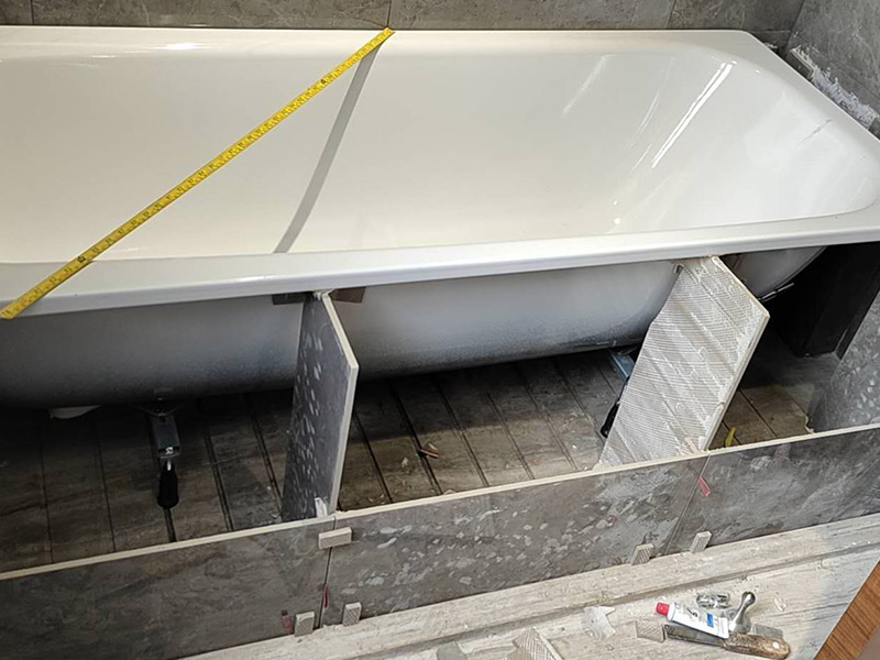 衛(wèi)生間浴缸安裝:1、在安裝裙板浴缸時，其裙板底部應緊貼地面，樓板在排水處應預留250～300mm洞孔，便于排水安裝，在浴缸排水端部墻體設置檢修孔。 2、其他各類浴缸可根據(jù)有關(guān)標準或用戶需求確定浴缸上平面高度。然后砌兩條磚基礎(chǔ)后安裝浴缸。如浴缸側(cè)邊砌裙墻，應在浴缸排水處設置檢修孔或在排水端部墻上開設檢修孔。 3、各種浴缸冷、熱水龍頭或混合龍頭其高度應高出浴缸上平面150mm。安裝時應不損壞鍍鉻層。鍍鉻罩與墻面應緊貼。 4、固定式淋浴器、軟管淋浴器其高度可按有關(guān)標準或按用戶需求安裝。 5、浴缸安裝上平面必須用水平尺校驗平整，不得側(cè)斜。浴盆上口側(cè)邊與墻面結(jié)合處應用密封膏填嵌密實。 6、浴缸排水與排水管連接應牢固密實，且便于拆卸，連接處不得敞口。 7、水件安裝完畢后，應該實驗各個出水口是否暢順，并且關(guān)閉去水閥，給浴缸內(nèi)蓄水，觀察會不會漏水，最后再打開去水，觀察排水速度是否正常，并且看看有沒有水從浴缸底部溢出到外面。