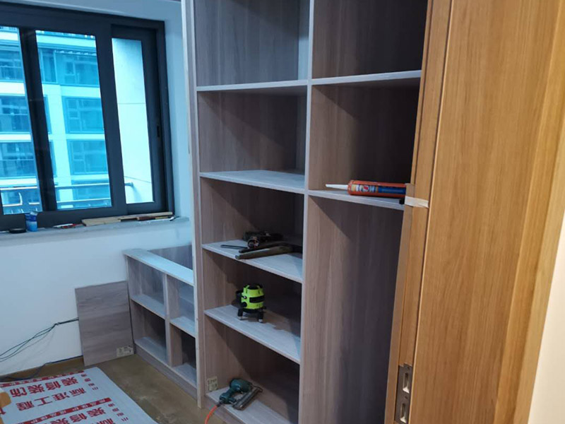 定制衣柜安裝：檢測包裝是否完好無損，一旦發(fā)現(xiàn)有破損，及時(shí)要求現(xiàn)場安裝人員開箱檢查破損部位的內(nèi)部家具，是否有磕碰、劃傷等運(yùn)輸問題。 開箱后檢查收到產(chǎn)品的外觀和配件，是否完全符合自己當(dāng)初的訂單要求，如果有玻璃制品或者是塑料制品，建議檢查是否有破碎或者是變形等等。 在安裝的過程中要做好監(jiān)督工作，注意對家中其他位置的保護(hù)，尤其是地板、門套、門、墻紙、燈具等，避免受到剮蹭等問題，同時(shí)也要防止衣柜本身受到損壞。 注意保持衛(wèi)生，如果您是更換家里的舊家具，這一點(diǎn)就尤為重要。定制家具不同于成品家具，很多東西是在家中安裝完成的，必然要有一些打孔、切割等工作，所以會(huì)產(chǎn)生一些鋸末和灰塵。