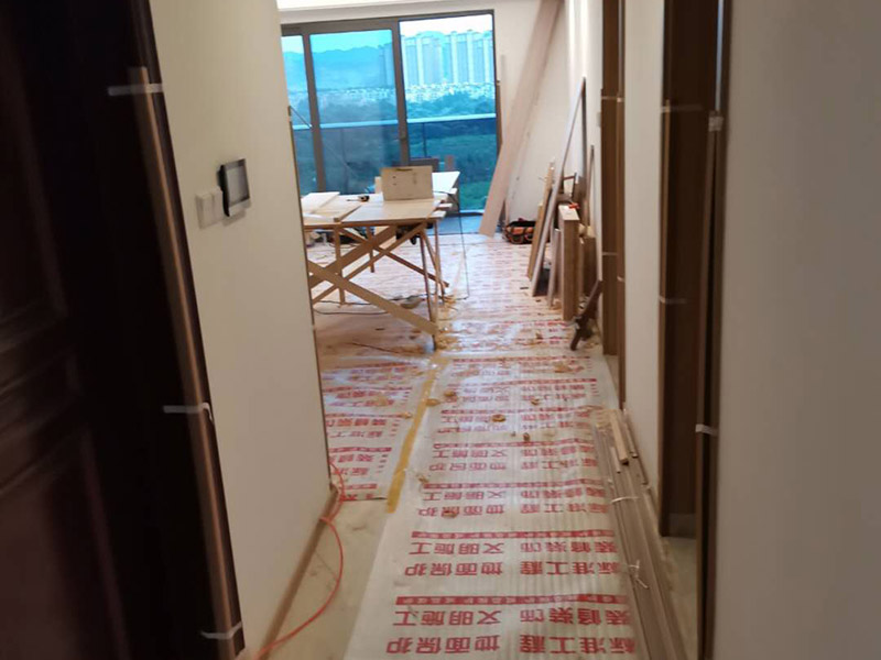 定制衣柜安裝：檢測包裝是否完好無損，一旦發(fā)現(xiàn)有破損，及時(shí)要求現(xiàn)場安裝人員開箱檢查破損部位的內(nèi)部家具，是否有磕碰、劃傷等運(yùn)輸問題。 開箱后檢查收到產(chǎn)品的外觀和配件，是否完全符合自己當(dāng)初的訂單要求，如果有玻璃制品或者是塑料制品，建議檢查是否有破碎或者是變形等等。 在安裝的過程中要做好監(jiān)督工作，注意對家中其他位置的保護(hù)，尤其是地板、門套、門、墻紙、燈具等，避免受到剮蹭等問題，同時(shí)也要防止衣柜本身受到損壞。 注意保持衛(wèi)生，如果您是更換家里的舊家具，這一點(diǎn)就尤為重要。定制家具不同于成品家具，很多東西是在家中安裝完成的，必然要有一些打孔、切割等工作，所以會(huì)產(chǎn)生一些鋸末和灰塵。