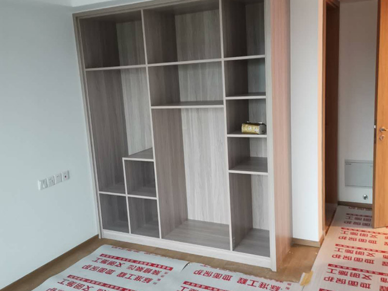 定制衣柜安裝：檢測包裝是否完好無損，一旦發(fā)現(xiàn)有破損，及時(shí)要求現(xiàn)場安裝人員開箱檢查破損部位的內(nèi)部家具，是否有磕碰、劃傷等運(yùn)輸問題。 開箱后檢查收到產(chǎn)品的外觀和配件，是否完全符合自己當(dāng)初的訂單要求，如果有玻璃制品或者是塑料制品，建議檢查是否有破碎或者是變形等等。 在安裝的過程中要做好監(jiān)督工作，注意對家中其他位置的保護(hù)，尤其是地板、門套、門、墻紙、燈具等，避免受到剮蹭等問題，同時(shí)也要防止衣柜本身受到損壞。 注意保持衛(wèi)生，如果您是更換家里的舊家具，這一點(diǎn)就尤為重要。定制家具不同于成品家具，很多東西是在家中安裝完成的，必然要有一些打孔、切割等工作，所以會(huì)產(chǎn)生一些鋸末和灰塵。