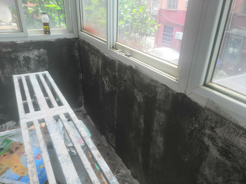 陽(yáng)臺(tái)墻面修補(bǔ)翻新：陽(yáng)臺(tái)地面的防水，第一就是要確保地面有一定的坡度向排水口傾斜。第二就是要確保陽(yáng)臺(tái)和客廳至少要有2-3公分的高度差。接著，我們一起來(lái)看下陽(yáng)臺(tái)防水如何先材與施工。陽(yáng)臺(tái)防水我們可以選用通用型GS防水涂料或柔韌型防水JS防水涂料，也可以?xún)煞N交叉配合使用，防水都能達(dá)到理想效果。 特別是南方，陽(yáng)臺(tái)窗的施工質(zhì)量，通常是您家庭能否安然度過(guò)臺(tái)風(fēng)季度的關(guān)鍵所在。陽(yáng)臺(tái)窗的防水，第一要重視窗的質(zhì)量，密封性要好。防水框的里外向不要搞錯(cuò)。