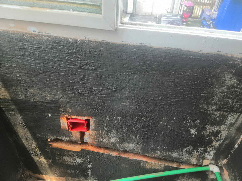 陽(yáng)臺(tái)墻面修補(bǔ)翻新：陽(yáng)臺(tái)地面的防水，第一就是要確保地面有一定的坡度向排水口傾斜。第二就是要確保陽(yáng)臺(tái)和客廳至少要有2-3公分的高度差。接著，我們一起來(lái)看下陽(yáng)臺(tái)防水如何先材與施工。陽(yáng)臺(tái)防水我們可以選用通用型GS防水涂料或柔韌型防水JS防水涂料，也可以?xún)煞N交叉配合使用，防水都能達(dá)到理想效果。 特別是南方，陽(yáng)臺(tái)窗的施工質(zhì)量，通常是您家庭能否安然度過(guò)臺(tái)風(fēng)季度的關(guān)鍵所在。陽(yáng)臺(tái)窗的防水，第一要重視窗的質(zhì)量，密封性要好。防水框的里外向不要搞錯(cuò)。