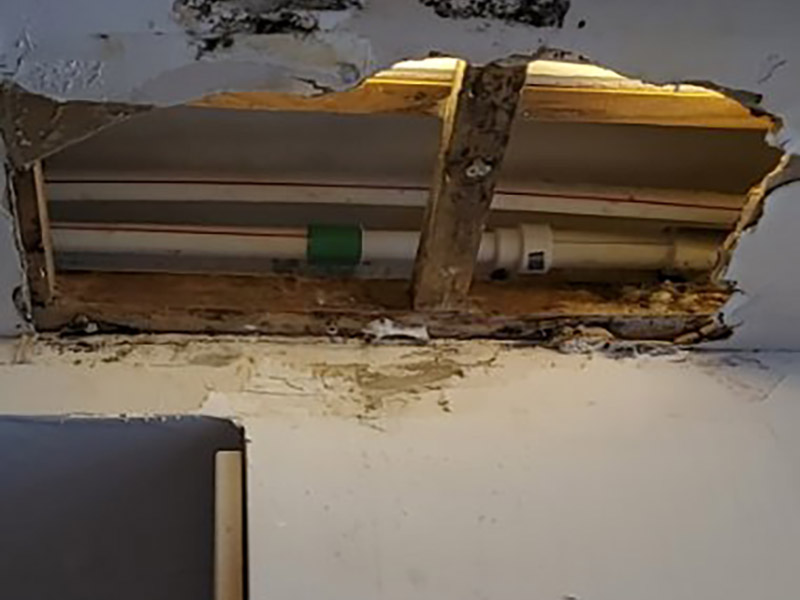 水管更換維修：檢查進(jìn)水管的螺絲，看是否生銹。 如果生銹可用扳手輕輕敲去銹。 螺絲一般是六角螺絲，好用方便。 同時擰下龍頭這邊的螺絲。 如果鐵銹太嚴(yán)重可用鉗子夾住一段，避免龍頭或者水管被擰壞。