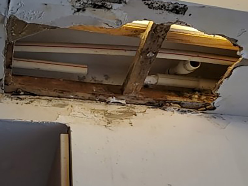 水管更換維修：檢查進(jìn)水管的螺絲，看是否生銹。 如果生銹可用扳手輕輕敲去銹。 螺絲一般是六角螺絲，好用方便。 同時擰下龍頭這邊的螺絲。 如果鐵銹太嚴(yán)重可用鉗子夾住一段，避免龍頭或者水管被擰壞。