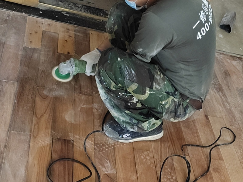 實木地板翻新打蠟：利用稀釋工具對中性清潔劑進(jìn)行合理比例的稀釋，利用清洗機和稀釋好的中性清潔劑將地面清洗干凈，盡量將地板打掃干凈。 在潔凈干燥的地表面落底蠟兩遍，然后利用風(fēng)干機對落蠟的地面進(jìn)行全面性的風(fēng)干；待底蠟干燥后，再在其表面落面蠟兩遍，利用風(fēng)干機對其進(jìn)行風(fēng)干。 待蠟面徹底干燥后，用高速拋光機配合拋光墊進(jìn)行均勻、勻速的拋光即可。經(jīng)打蠟拋光的地面，光亮整潔、自然鏡面可達(dá)到90％以上，感觀效果特佳。