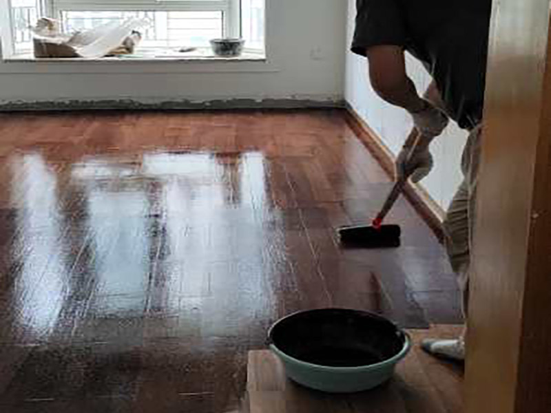 實木地板翻新打蠟：利用稀釋工具對中性清潔劑進(jìn)行合理比例的稀釋，利用清洗機和稀釋好的中性清潔劑將地面清洗干凈，盡量將地板打掃干凈。 在潔凈干燥的地表面落底蠟兩遍，然后利用風(fēng)干機對落蠟的地面進(jìn)行全面性的風(fēng)干；待底蠟干燥后，再在其表面落面蠟兩遍，利用風(fēng)干機對其進(jìn)行風(fēng)干。 待蠟面徹底干燥后，用高速拋光機配合拋光墊進(jìn)行均勻、勻速的拋光即可。經(jīng)打蠟拋光的地面，光亮整潔、自然鏡面可達(dá)到90％以上，感觀效果特佳。