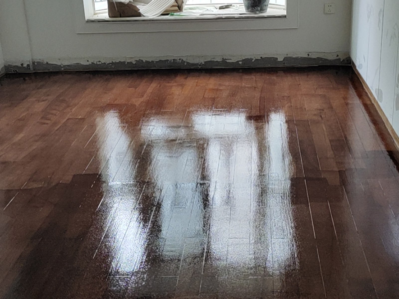 實木地板翻新打蠟：利用稀釋工具對中性清潔劑進(jìn)行合理比例的稀釋，利用清洗機和稀釋好的中性清潔劑將地面清洗干凈，盡量將地板打掃干凈。 在潔凈干燥的地表面落底蠟兩遍，然后利用風(fēng)干機對落蠟的地面進(jìn)行全面性的風(fēng)干；待底蠟干燥后，再在其表面落面蠟兩遍，利用風(fēng)干機對其進(jìn)行風(fēng)干。 待蠟面徹底干燥后，用高速拋光機配合拋光墊進(jìn)行均勻、勻速的拋光即可。經(jīng)打蠟拋光的地面，光亮整潔、自然鏡面可達(dá)到90％以上，感觀效果特佳。