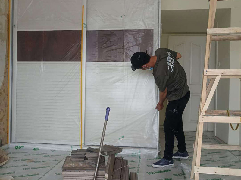 舊房裝修成品保護：在施工過程中，有bai些分項、分部工程已經(jīng)完成，其du他工zhi程尚在施工，或者某些部位已經(jīng)完成，其他部位正在施工，如果對已完成的成品，不采取妥善的措施加以保護，就會造成損傷，影響質(zhì)量。這樣，不僅會增加修補工作量，浪費工料，拖延工期；更嚴重的是有的損傷難以恢復(fù)到原料，成為永久性的缺陷。因此，搞好成品保護，是一項關(guān)系到確保工程質(zhì)量、降低工程成本，按期竣工的重要環(huán)節(jié)。