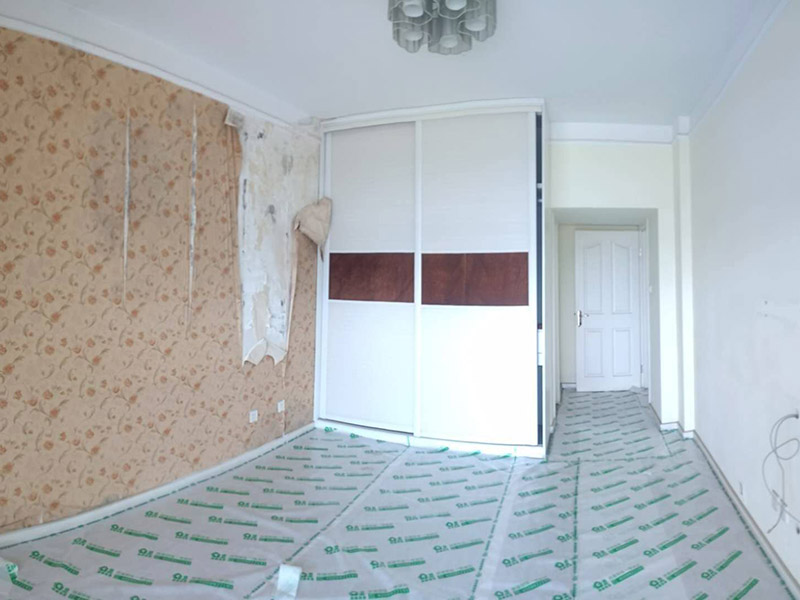 舊房裝修成品保護：在施工過程中，有bai些分項、分部工程已經(jīng)完成，其du他工zhi程尚在施工，或者某些部位已經(jīng)完成，其他部位正在施工，如果對已完成的成品，不采取妥善的措施加以保護，就會造成損傷，影響質(zhì)量。這樣，不僅會增加修補工作量，浪費工料，拖延工期；更嚴重的是有的損傷難以恢復(fù)到原料，成為永久性的缺陷。因此，搞好成品保護，是一項關(guān)系到確保工程質(zhì)量、降低工程成本，按期竣工的重要環(huán)節(jié)。