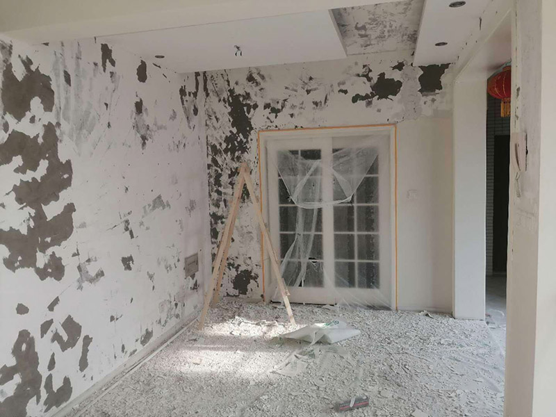 墻面基層刷防固漆：首先我們要把墻體上的工業(yè)大白鏟掉，這種工業(yè)大白是開發(fā)商為了交房刷的一層膩?zhàn)臃?，它?huì)遮蓋空鼓裂縫，所以我們需要鏟掉，然后做基層處理，主要是處理空鼓和裂縫，空鼓用錘子敲開然后用水泥砂漿填平，裂縫就用嵌縫帶嵌上。接著刷一層界面劑，這個(gè)界面劑就是黃墻綠地的效果，可以稱為墻固地固，一般毛坯墻中都會(huì)含有工業(yè)氨水，而它會(huì)持續(xù)不斷的釋放一種有害氣體--氡氣，這個(gè)氡氣對(duì)我們的呼吸道和關(guān)節(jié)有一定的危害，所以界面劑一個(gè)作用就是為了防止墻體中的氡氣進(jìn)入室內(nèi)。也可以增加墻面和膩?zhàn)拥母街?，增?qiáng)刷漆質(zhì)量。地固的話可以防止工地灰塵煙塵太大，會(huì)影響工人施工，另外也可以防止灰塵附著在某些家具表面，影響后期家具漆的效果。