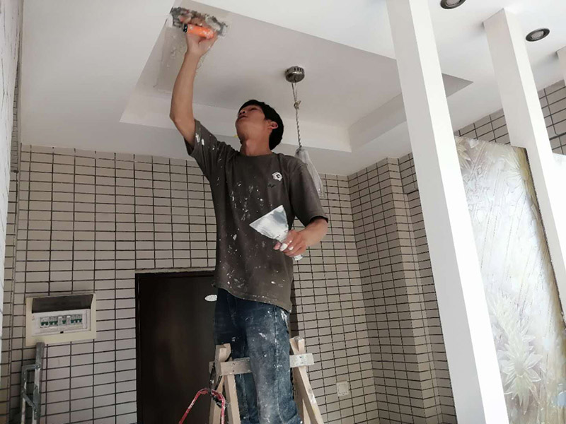 全屋裝修翻新：1、在新管道和舊管道對(duì)接前，有必要檢查舊管道是否疏通，避免日后費(fèi)事。2、廚房清潔間墻磚撤銷，表面找平很重要。廚房清潔間墻面的找平作業(yè)往往是業(yè)主忽略的環(huán)節(jié)?！　?、墻面施工是需要留心的一點(diǎn)。老墻面在改動(dòng)前必定要做墻面的底層處理，盡量鏟除原始?jí)γ妫ㄟ^從頭修補(bǔ)和處理，再刷乳膠漆方可保證新墻的穩(wěn)固。　　4、舊房中一般原有的水路管線都有許多不合理的布局或被腐蝕，所以需對(duì)水路進(jìn)行全面檢查。假如原有的管線是已被淘汰的鍍鋅管，在施工中有必要將其替換為銅管、鋁塑復(fù)合管或PP-R管。　　5、砸墻磚及地磚時(shí)，避免碎片堵塞下水道;只需表層厚度抵達(dá)4毫米的實(shí)木地板、實(shí)木復(fù)合地板和竹地板方可進(jìn)行改動(dòng)。此外，部分改動(dòng)還會(huì)構(gòu)成地板間的新舊差異，因此，不能盲目對(duì)地板進(jìn)行改動(dòng)。