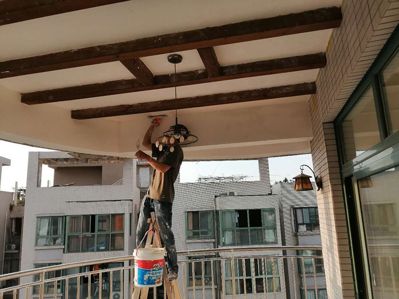 全屋裝修翻新：1、在新管道和舊管道對(duì)接前，有必要檢查舊管道是否疏通，避免日后費(fèi)事。2、廚房清潔間墻磚撤銷，表面找平很重要。廚房清潔間墻面的找平作業(yè)往往是業(yè)主忽略的環(huán)節(jié)?！　?、墻面施工是需要留心的一點(diǎn)。老墻面在改動(dòng)前必定要做墻面的底層處理，盡量鏟除原始?jí)γ?，通過從頭修補(bǔ)和處理，再刷乳膠漆方可保證新墻的穩(wěn)固?！　?、舊房中一般原有的水路管線都有許多不合理的布局或被腐蝕，所以需對(duì)水路進(jìn)行全面檢查。假如原有的管線是已被淘汰的鍍鋅管，在施工中有必要將其替換為銅管、鋁塑復(fù)合管或PP-R管?！　?、砸墻磚及地磚時(shí)，避免碎片堵塞下水道;只需表層厚度抵達(dá)4毫米的實(shí)木地板、實(shí)木復(fù)合地板和竹地板方可進(jìn)行改動(dòng)。此外，部分改動(dòng)還會(huì)構(gòu)成地板間的新舊差異，因此，不能盲目對(duì)地板進(jìn)行改動(dòng)。