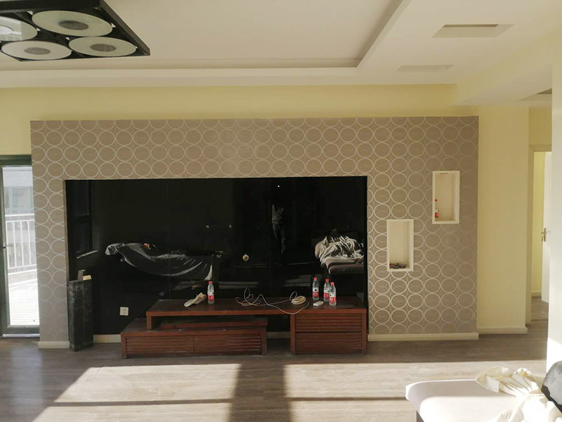 全屋裝修翻新：1、在新管道和舊管道對(duì)接前，有必要檢查舊管道是否疏通，避免日后費(fèi)事。2、廚房清潔間墻磚撤銷，表面找平很重要。廚房清潔間墻面的找平作業(yè)往往是業(yè)主忽略的環(huán)節(jié)?！　?、墻面施工是需要留心的一點(diǎn)。老墻面在改動(dòng)前必定要做墻面的底層處理，盡量鏟除原始?jí)γ妫ㄟ^從頭修補(bǔ)和處理，再刷乳膠漆方可保證新墻的穩(wěn)固。　　4、舊房中一般原有的水路管線都有許多不合理的布局或被腐蝕，所以需對(duì)水路進(jìn)行全面檢查。假如原有的管線是已被淘汰的鍍鋅管，在施工中有必要將其替換為銅管、鋁塑復(fù)合管或PP-R管?！　?、砸墻磚及地磚時(shí)，避免碎片堵塞下水道;只需表層厚度抵達(dá)4毫米的實(shí)木地板、實(shí)木復(fù)合地板和竹地板方可進(jìn)行改動(dòng)。此外，部分改動(dòng)還會(huì)構(gòu)成地板間的新舊差異，因此，不能盲目對(duì)地板進(jìn)行改動(dòng)。