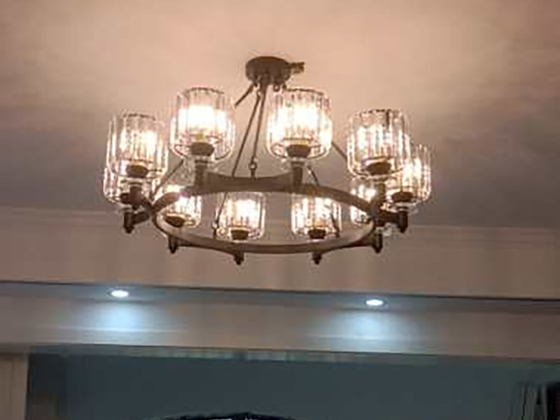 全屋燈具安裝：按照安裝說明書將個部件連成一體，燈內(nèi)穿線的長度應(yīng)適宜，多股軟線線頭應(yīng)搪錫，應(yīng)注意統(tǒng)一配線顏色，便于區(qū)分火線與零線。理順燈內(nèi)線路。 普通式燈頭安裝：將電源線留足維修長度后剪除余先并剝出線頭，用連接螺釘將燈座安裝在接線盒上。 掉線式燈頭安裝：將電源線留足維修長度后剪除余線并剝出線頭，將導(dǎo)線穿過燈頭底座，用連接螺釘將底座固定在接線盒上。取一段燈線，在一端接上燈頭，燈頭內(nèi)應(yīng)系好保險扣，將燈線另一頭穿入底座蓋碗，燈線在蓋碗內(nèi)系好保險扣并與底座上的電源線用壓接帽連接，旋上扣碗。