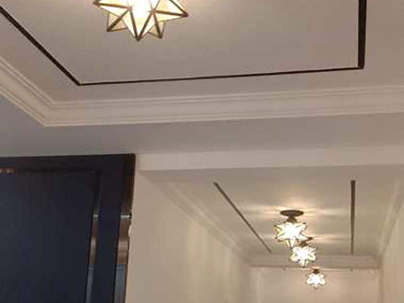 全屋燈具安裝：按照安裝說明書將個部件連成一體，燈內(nèi)穿線的長度應(yīng)適宜，多股軟線線頭應(yīng)搪錫，應(yīng)注意統(tǒng)一配線顏色，便于區(qū)分火線與零線。理順燈內(nèi)線路。 普通式燈頭安裝：將電源線留足維修長度后剪除余先并剝出線頭，用連接螺釘將燈座安裝在接線盒上。 掉線式燈頭安裝：將電源線留足維修長度后剪除余線并剝出線頭，將導(dǎo)線穿過燈頭底座，用連接螺釘將底座固定在接線盒上。取一段燈線，在一端接上燈頭，燈頭內(nèi)應(yīng)系好保險扣，將燈線另一頭穿入底座蓋碗，燈線在蓋碗內(nèi)系好保險扣并與底座上的電源線用壓接帽連接，旋上扣碗。