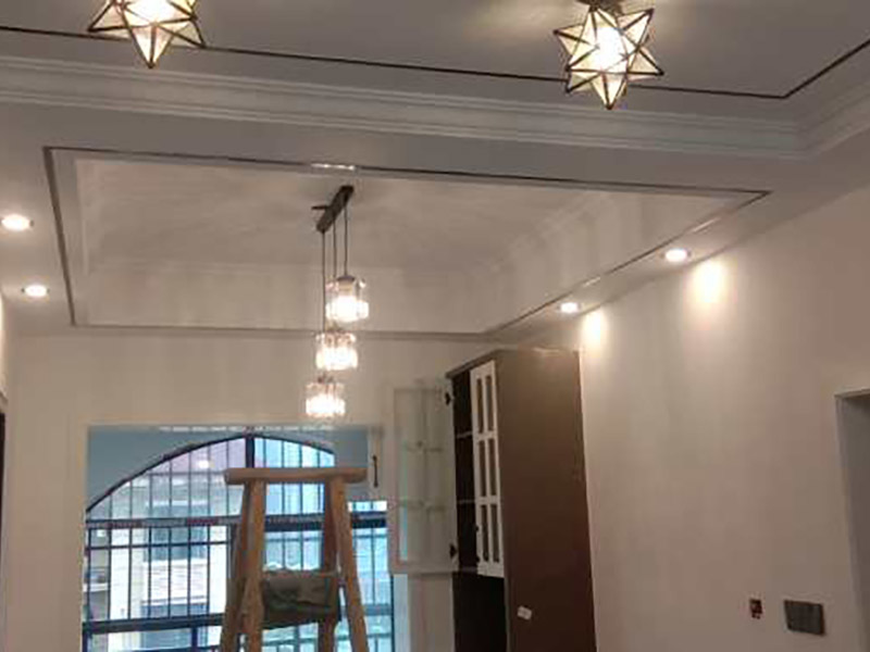 全屋燈具安裝：按照安裝說明書將個部件連成一體，燈內(nèi)穿線的長度應(yīng)適宜，多股軟線線頭應(yīng)搪錫，應(yīng)注意統(tǒng)一配線顏色，便于區(qū)分火線與零線。理順燈內(nèi)線路。 普通式燈頭安裝：將電源線留足維修長度后剪除余先并剝出線頭，用連接螺釘將燈座安裝在接線盒上。 掉線式燈頭安裝：將電源線留足維修長度后剪除余線并剝出線頭，將導(dǎo)線穿過燈頭底座，用連接螺釘將底座固定在接線盒上。取一段燈線，在一端接上燈頭，燈頭內(nèi)應(yīng)系好保險扣，將燈線另一頭穿入底座蓋碗，燈線在蓋碗內(nèi)系好保險扣并與底座上的電源線用壓接帽連接，旋上扣碗。