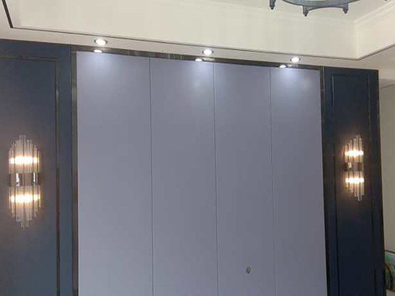 全屋燈具安裝：按照安裝說明書將個部件連成一體，燈內(nèi)穿線的長度應(yīng)適宜，多股軟線線頭應(yīng)搪錫，應(yīng)注意統(tǒng)一配線顏色，便于區(qū)分火線與零線。理順燈內(nèi)線路。 普通式燈頭安裝：將電源線留足維修長度后剪除余先并剝出線頭，用連接螺釘將燈座安裝在接線盒上。 掉線式燈頭安裝：將電源線留足維修長度后剪除余線并剝出線頭，將導(dǎo)線穿過燈頭底座，用連接螺釘將底座固定在接線盒上。取一段燈線，在一端接上燈頭，燈頭內(nèi)應(yīng)系好保險扣，將燈線另一頭穿入底座蓋碗，燈線在蓋碗內(nèi)系好保險扣并與底座上的電源線用壓接帽連接，旋上扣碗。