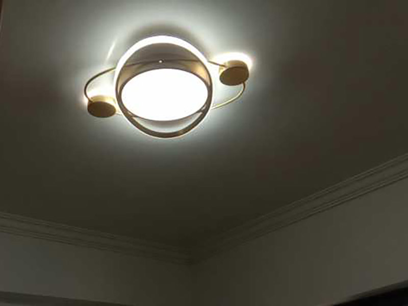 全屋燈具安裝：按照安裝說明書將個部件連成一體，燈內(nèi)穿線的長度應(yīng)適宜，多股軟線線頭應(yīng)搪錫，應(yīng)注意統(tǒng)一配線顏色，便于區(qū)分火線與零線。理順燈內(nèi)線路。 普通式燈頭安裝：將電源線留足維修長度后剪除余先并剝出線頭，用連接螺釘將燈座安裝在接線盒上。 掉線式燈頭安裝：將電源線留足維修長度后剪除余線并剝出線頭，將導(dǎo)線穿過燈頭底座，用連接螺釘將底座固定在接線盒上。取一段燈線，在一端接上燈頭，燈頭內(nèi)應(yīng)系好保險扣，將燈線另一頭穿入底座蓋碗，燈線在蓋碗內(nèi)系好保險扣并與底座上的電源線用壓接帽連接，旋上扣碗。