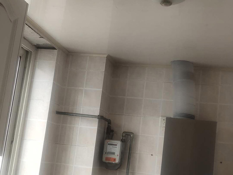 廚房屋頂防水維修：首先，用水泥砂漿找平，同時做好防水層和保護(hù)層，然后，檢查基層處理并進(jìn)行清理，要求不能有任何雜質(zhì)，且屋面必須保持干燥，否則會直接影響防水效果，最后，根據(jù)當(dāng)天的施工量配置相應(yīng)的瀝青，并參照從高到低、從遠(yuǎn)到近的順序，開始鋪貼屋面防水卷材。