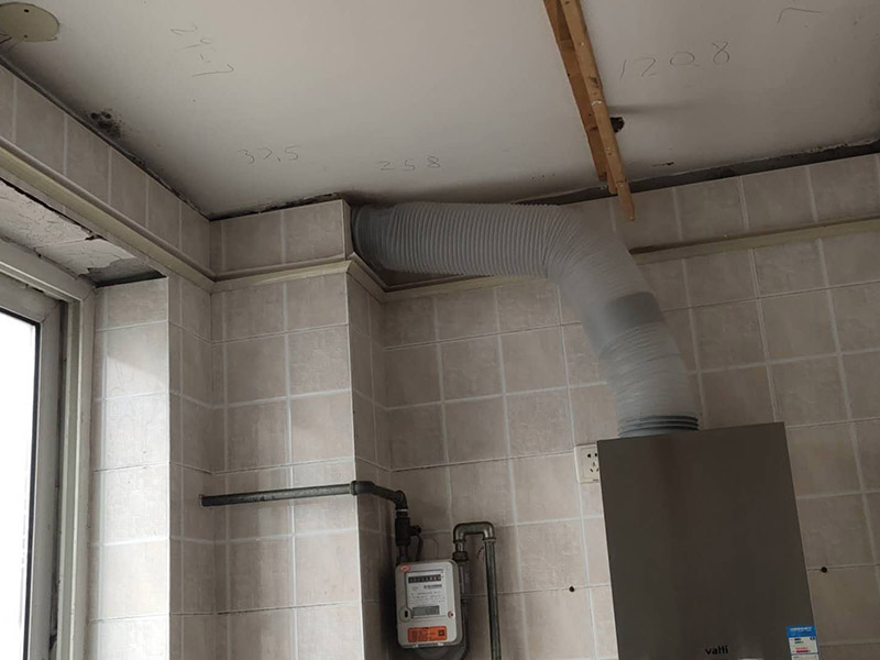 廚房屋頂防水維修：首先，用水泥砂漿找平，同時做好防水層和保護(hù)層，然后，檢查基層處理并進(jìn)行清理，要求不能有任何雜質(zhì)，且屋面必須保持干燥，否則會直接影響防水效果，最后，根據(jù)當(dāng)天的施工量配置相應(yīng)的瀝青，并參照從高到低、從遠(yuǎn)到近的順序，開始鋪貼屋面防水卷材。