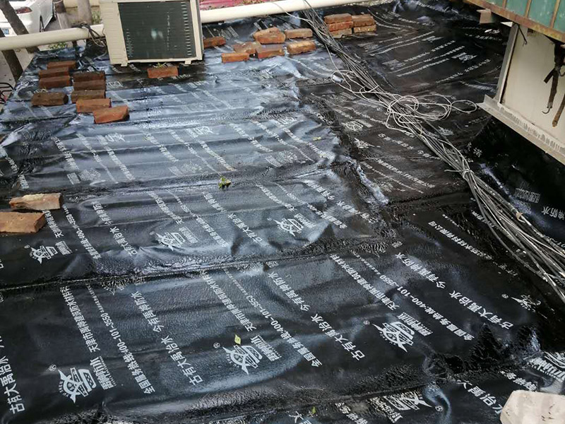 廚房屋頂防水維修：首先，用水泥砂漿找平，同時做好防水層和保護(hù)層，然后，檢查基層處理并進(jìn)行清理，要求不能有任何雜質(zhì)，且屋面必須保持干燥，否則會直接影響防水效果，最后，根據(jù)當(dāng)天的施工量配置相應(yīng)的瀝青，并參照從高到低、從遠(yuǎn)到近的順序，開始鋪貼屋面防水卷材。