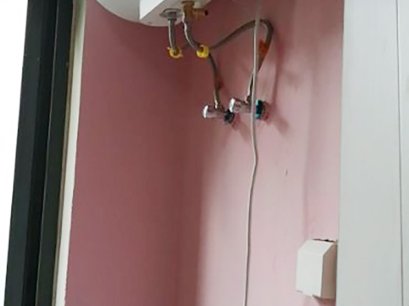 熱水器和插座安裝：首先在浴室外選擇通風、安全、牢固的地方固定熱水器，周邊不能有易燃物，離電線氣管保持一米以上的距離。分辨熱水器下面三個接頭的功能作用，最左邊的一般為熱水管接頭，中間的為氣接頭，右邊的為進水接頭，一定要看清標識，不然接錯了麻煩就大了。熱水器與水管的連接要用專用高壓管或專用軟氣管，千萬不要用硬管直接連接，在高壓管與氣管之間要加裝減壓閥便于調壓和維修，安裝完后要檢查是否漏水漏氣，在安上排煙管到室外。