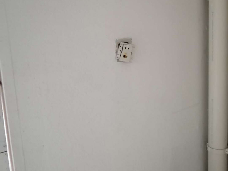 熱水器和插座安裝：首先在浴室外選擇通風、安全、牢固的地方固定熱水器，周邊不能有易燃物，離電線氣管保持一米以上的距離。分辨熱水器下面三個接頭的功能作用，最左邊的一般為熱水管接頭，中間的為氣接頭，右邊的為進水接頭，一定要看清標識，不然接錯了麻煩就大了。熱水器與水管的連接要用專用高壓管或專用軟氣管，千萬不要用硬管直接連接，在高壓管與氣管之間要加裝減壓閥便于調壓和維修，安裝完后要檢查是否漏水漏氣，在安上排煙管到室外。