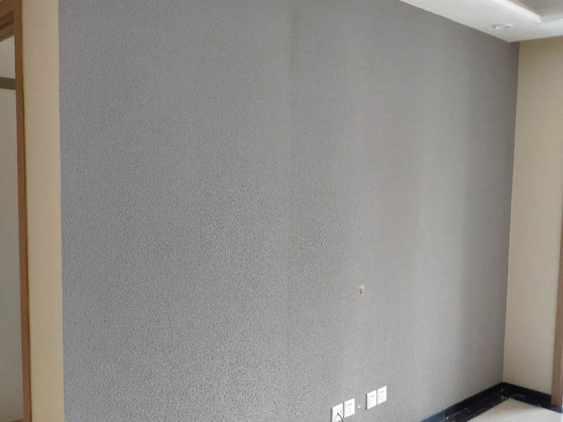 客廳背景墻裝修：1、電視背景墻軟包用的填充材料就是紡織面料和龍骨、木基層板等均應(yīng)進行防火處理。 2、墻面防潮處理應(yīng)均勻涂刷一層清油或滿鋪油紙。不得用瀝青油氈做防潮層。 3、木龍骨宜采用凹槽榫工藝預(yù)制，可整體或分片安裝，與墻體連接應(yīng)緊密、牢固。 4、填充材料制作尺寸應(yīng)正確，棱角應(yīng)方正，應(yīng)與木基層板粘接緊密。 5、織物面料裁剪時經(jīng)緯應(yīng)順直。安裝應(yīng)緊貼墻面，接縫應(yīng)嚴(yán)密，花紋應(yīng)吻合，無波紋起伏、翹邊和褶皺，表面應(yīng)清潔。 6、軟包布面與壓線條、貼臉線、踢腳板、電氣盒等交接處應(yīng)嚴(yán)密、順直、無毛邊。電氣盒蓋等開洞處，套割尺寸應(yīng)準(zhǔn)確。