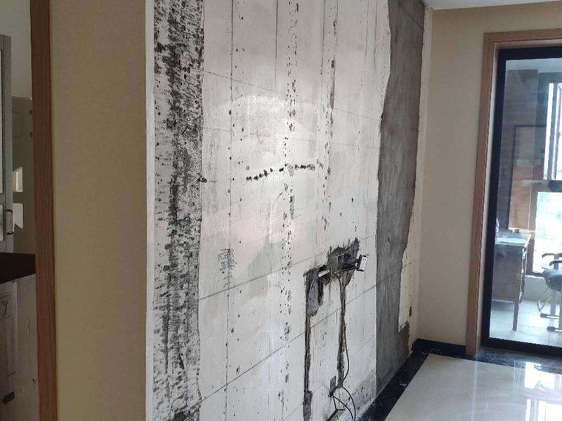 客廳背景墻裝修：1、電視背景墻軟包用的填充材料就是紡織面料和龍骨、木基層板等均應(yīng)進行防火處理。 2、墻面防潮處理應(yīng)均勻涂刷一層清油或滿鋪油紙。不得用瀝青油氈做防潮層。 3、木龍骨宜采用凹槽榫工藝預(yù)制，可整體或分片安裝，與墻體連接應(yīng)緊密、牢固。 4、填充材料制作尺寸應(yīng)正確，棱角應(yīng)方正，應(yīng)與木基層板粘接緊密。 5、織物面料裁剪時經(jīng)緯應(yīng)順直。安裝應(yīng)緊貼墻面，接縫應(yīng)嚴(yán)密，花紋應(yīng)吻合，無波紋起伏、翹邊和褶皺，表面應(yīng)清潔。 6、軟包布面與壓線條、貼臉線、踢腳板、電氣盒等交接處應(yīng)嚴(yán)密、順直、無毛邊。電氣盒蓋等開洞處，套割尺寸應(yīng)準(zhǔn)確。