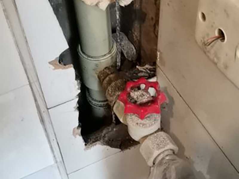 管道漏水修復:首先根據施工圖看水管走向，如果漏水的位置后面埋有水管，可以先把家里面的水閘關掉，放干龍頭里面的水，如果一段時候后發(fā)現墻面水跡不見了，證明是水管出現問題。 如果是請的專業(yè)的維修師傅，可以讓師傅用打壓機直接打壓檢測，若確定是墻內水管漏水，就可以直接鑿開墻壁找水管漏點。 可以先截斷水源，然后將暗水管漏水點的墻面開鑿，找到漏水的部分，先用小鋼鋸把漏水的地方鋸掉，注意鋸口要平。用砂紙把新露出的端口輕輕打磨，然后用接口套住，將備換的新管對準接口口子，注意要對直。然后用熱熔器對新管道進行熱熔連接。 或者是將鋸掉的管道清理干凈，用專用膠水涂在端口上，稍微晾一會兒;趁此時在&ldquo;竹節(jié)&rdquo;接頭內涂上膠水。把端口和&ldquo;竹節(jié)&rdquo;連接，然后反復轉動，直到牢固。同樣的方法去連接另一端。最后在接縫處再涂適量的膠水，確保不滲漏。