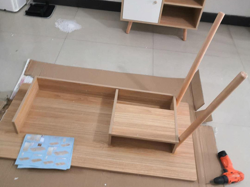 家具柜體安裝：用墊布點(diǎn)好地板，先從靠墻的一端寬du側(cè)板開始組裝，將寬側(cè)板平放于地面上(離后墻面保持700mm間隔)。首先將填好的三合一膠塞的板件，平放在墊布上，檢查孔距與圖紙相符，并裝上三合一單連桿。然后將固層釘上木塞，固定于寬側(cè)板上面，頂板大柄孔朝上，其余固層都朝下，腳線大柄孔朝內(nèi)(中間固層與L架高度一致，即底板到固層內(nèi)空為960mm，現(xiàn)場打?qū)影蹇?。放上側(cè)板，釘上木塞，木塞要求連通兩邊的固層。在第二個(gè)柜固層上面裝好雙連桿，留意雙連桿上面大柄只能鎖住一半，即90&deg;。當(dāng)兩件固層與側(cè)板固定后再同時(shí)擰緊大柄。 釘背板：把裝好的整體柜側(cè)放在點(diǎn)好墊布的地板上面，墊平側(cè)板成統(tǒng)一平面。用拉尺量好柜子的對(duì)角尺寸，調(diào)至相等，從寬測板處開始裝第一塊背板，留意假如中間有固層釘釘子時(shí)，先用鉛筆畫好固層的中央線，再釘釘子。