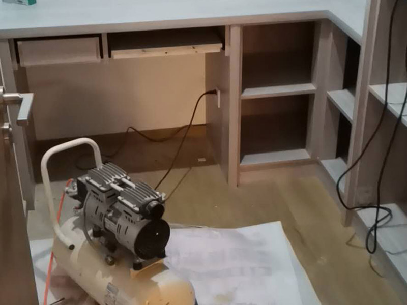 家具柜體安裝：用墊布點(diǎn)好地板，先從靠墻的一端寬du側(cè)板開始組裝，將寬側(cè)板平放于地面上(離后墻面保持700mm間隔)。首先將填好的三合一膠塞的板件，平放在墊布上，檢查孔距與圖紙相符，并裝上三合一單連桿。然后將固層釘上木塞，固定于寬側(cè)板上面，頂板大柄孔朝上，其余固層都朝下，腳線大柄孔朝內(nèi)(中間固層與L架高度一致，即底板到固層內(nèi)空為960mm，現(xiàn)場打?qū)影蹇?。放上側(cè)板，釘上木塞，木塞要求連通兩邊的固層。在第二個(gè)柜固層上面裝好雙連桿，留意雙連桿上面大柄只能鎖住一半，即90&deg;。當(dāng)兩件固層與側(cè)板固定后再同時(shí)擰緊大柄。 釘背板：把裝好的整體柜側(cè)放在點(diǎn)好墊布的地板上面，墊平側(cè)板成統(tǒng)一平面。用拉尺量好柜子的對(duì)角尺寸，調(diào)至相等，從寬測板處開始裝第一塊背板，留意假如中間有固層釘釘子時(shí)，先用鉛筆畫好固層的中央線，再釘釘子。