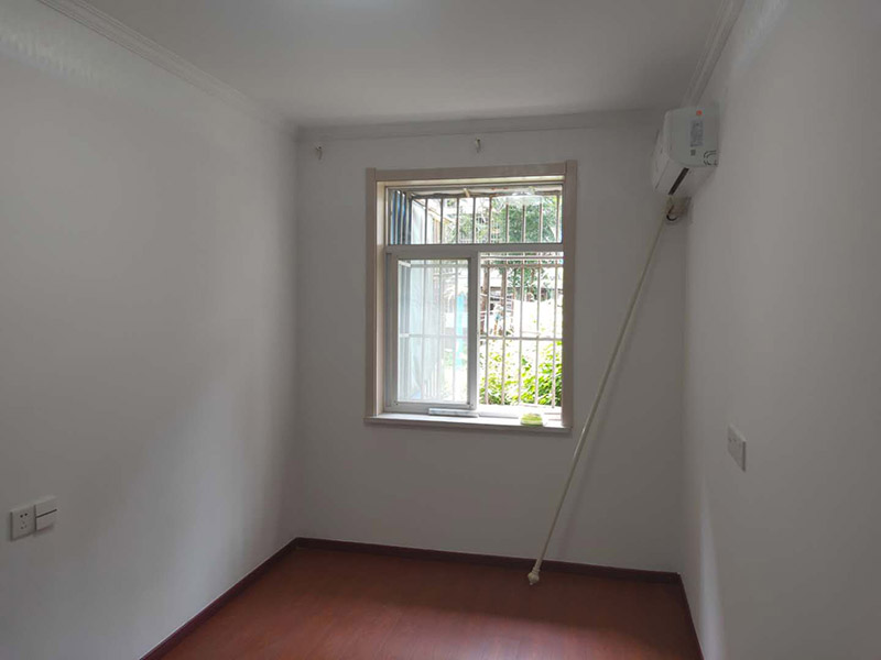 如果原墻面只是簡(jiǎn)單的變舊bai沒(méi)有剝du離現(xiàn)象，可以直接清理干凈，用滾刷或噴涂zhi機(jī)滾（噴）一遍云泉水性漆dao，等干透然后在上二遍就OK了！ 如果有裂縫或爆皮的，需要清理干凈浮塵再用鏟除墻面，有坑不平處用石膏找平，有裂縫的用布袋或網(wǎng)刷乳白膠粘貼到裂縫處，裂縫處需要刮兩遍膩?zhàn)拥谝槐槭菫榱损ぷ〔即途W(wǎng)，第二遍找平，最后墻面一定要平整，然后再刷云泉水性漆就可以了！也是刷兩遍就OK了！