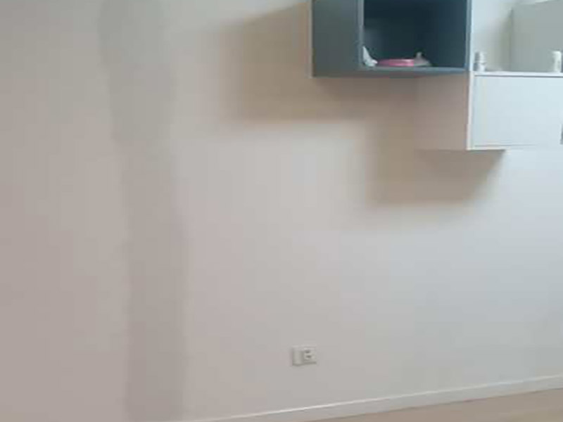 墻面乳膠漆改色：如果原來(lái)的乳膠漆墻面沒(méi)有出現(xiàn)太大的裂痕或是掉皮，僅僅只是墻面表面舊了的話(huà)就可以直接涂刷。 要是原來(lái)的墻面出現(xiàn)質(zhì)量問(wèn)題，就要先把原來(lái)的墻面處理清楚才可以進(jìn)行涂刷。比如出現(xiàn)裂紋的話(huà)，首先在裂紋的兩旁鏟除10cm寬，在把鏟除的地方清理干凈后，然后用108膠粘貼&ldquo;滌綸&rdquo;布，再用石膏找平，最后涂上要改的顏色即可。如果墻面掉皮，有可能是墻面滲水造成的，這個(gè)問(wèn)題就比較嚴(yán)重，需要鏟除全部的墻面再進(jìn)行重新施工。