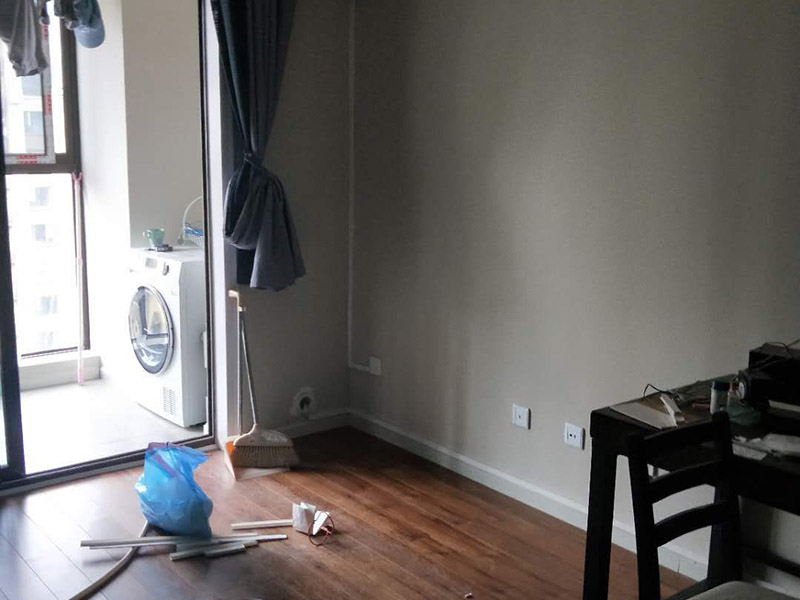 全屋線路明管安裝:明線管安裝在墻面，不是很好，線卡、接線盒和開關安裝在墻面不好看，主要是開關和線管交接處就不好處理。建議你采用PVC槽板安裝，方正，固定的釘在槽板內(nèi)，開關和槽板接處很好，如果發(fā)生什么問題也好處理。