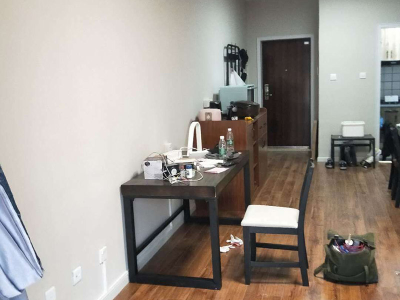 全屋線路明管安裝:明線管安裝在墻面，不是很好，線卡、接線盒和開關安裝在墻面不好看，主要是開關和線管交接處就不好處理。建議你采用PVC槽板安裝，方正，固定的釘在槽板內(nèi)，開關和槽板接處很好，如果發(fā)生什么問題也好處理。