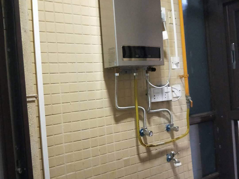 全屋線路明管安裝:明線管安裝在墻面，不是很好，線卡、接線盒和開關安裝在墻面不好看，主要是開關和線管交接處就不好處理。建議你采用PVC槽板安裝，方正，固定的釘在槽板內(nèi)，開關和槽板接處很好，如果發(fā)生什么問題也好處理。