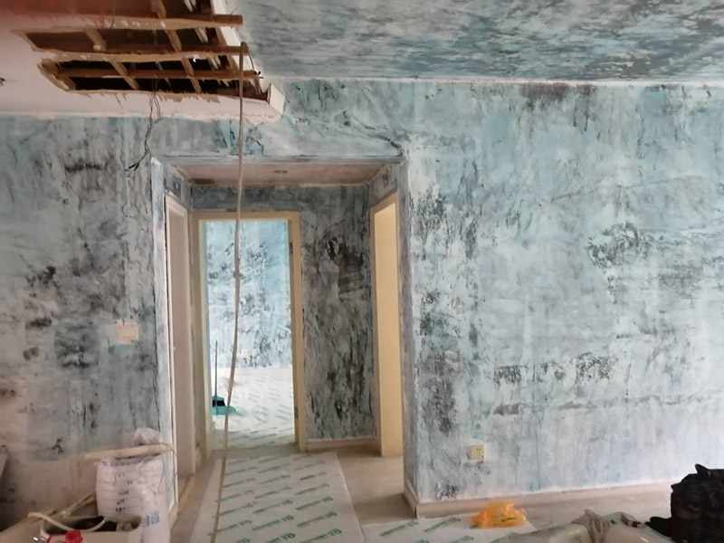 舊房墻面翻新裝修:先用刀或鐵刷去除剝落墻面的漆膜，再用砂紙磨平表面即可。進(jìn)行墻面刷漆翻新，那就需要把粘貼的壁紙給拆下來，不然壁紙遮蓋住的地方會看不到。以批土刀將批土填平凹洞裂縫，等到完全干燥后，再用砂紙磨平。墻面病變可能有污漬、起泡、開裂、片落或粉化等很多種，這些都要針對進(jìn)行處理。底漆&rdquo;涂料是專門用于墻面不需特別處理的壁面，至于有問題的壁面就必須先針對其問題，選擇特殊且專治此特殊問題的&ldquo;底漆&rdquo;。 乳膠漆的施工方法主要有三種，刷涂、滾涂和噴涂；不管哪種涂刷法，一定要注意使用底漆，既保護墻面又可省錢。底漆可以使底材疏松度均一，提高面漆的涂布率，節(jié)省面漆。底漆比面漆便宜很多，這樣一來花費反而會更少。其次，刷一遍漆能夠幫助面漆提高漆膜的豐滿度，讓人覺得顏色飽滿，更有質(zhì)感。