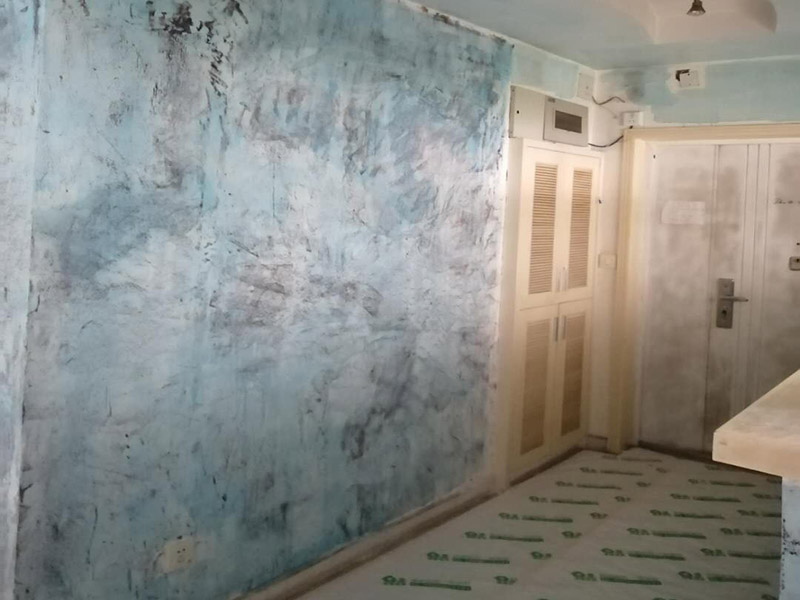 舊房墻面翻新裝修:先用刀或鐵刷去除剝落墻面的漆膜，再用砂紙磨平表面即可。進(jìn)行墻面刷漆翻新，那就需要把粘貼的壁紙給拆下來，不然壁紙遮蓋住的地方會看不到。以批土刀將批土填平凹洞裂縫，等到完全干燥后，再用砂紙磨平。墻面病變可能有污漬、起泡、開裂、片落或粉化等很多種，這些都要針對進(jìn)行處理。底漆&rdquo;涂料是專門用于墻面不需特別處理的壁面，至于有問題的壁面就必須先針對其問題，選擇特殊且專治此特殊問題的&ldquo;底漆&rdquo;。 乳膠漆的施工方法主要有三種，刷涂、滾涂和噴涂；不管哪種涂刷法，一定要注意使用底漆，既保護墻面又可省錢。底漆可以使底材疏松度均一，提高面漆的涂布率，節(jié)省面漆。底漆比面漆便宜很多，這樣一來花費反而會更少。其次，刷一遍漆能夠幫助面漆提高漆膜的豐滿度，讓人覺得顏色飽滿，更有質(zhì)感。