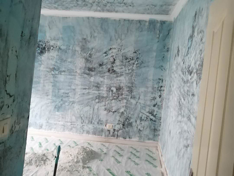 舊房墻面翻新裝修:先用刀或鐵刷去除剝落墻面的漆膜，再用砂紙磨平表面即可。進(jìn)行墻面刷漆翻新，那就需要把粘貼的壁紙給拆下來，不然壁紙遮蓋住的地方會看不到。以批土刀將批土填平凹洞裂縫，等到完全干燥后，再用砂紙磨平。墻面病變可能有污漬、起泡、開裂、片落或粉化等很多種，這些都要針對進(jìn)行處理。底漆&rdquo;涂料是專門用于墻面不需特別處理的壁面，至于有問題的壁面就必須先針對其問題，選擇特殊且專治此特殊問題的&ldquo;底漆&rdquo;。 乳膠漆的施工方法主要有三種，刷涂、滾涂和噴涂；不管哪種涂刷法，一定要注意使用底漆，既保護墻面又可省錢。底漆可以使底材疏松度均一，提高面漆的涂布率，節(jié)省面漆。底漆比面漆便宜很多，這樣一來花費反而會更少。其次，刷一遍漆能夠幫助面漆提高漆膜的豐滿度，讓人覺得顏色飽滿，更有質(zhì)感。