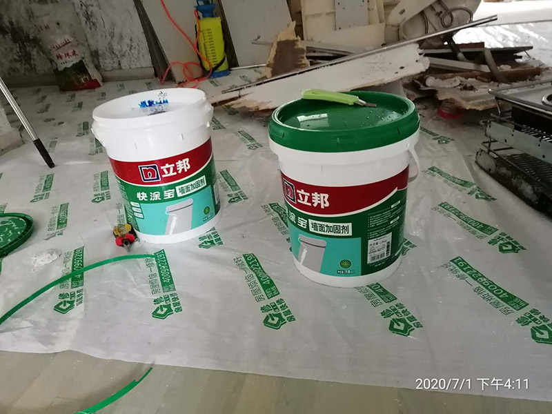 舊房墻面翻新裝修:先用刀或鐵刷去除剝落墻面的漆膜，再用砂紙磨平表面即可。進(jìn)行墻面刷漆翻新，那就需要把粘貼的壁紙給拆下來，不然壁紙遮蓋住的地方會看不到。以批土刀將批土填平凹洞裂縫，等到完全干燥后，再用砂紙磨平。墻面病變可能有污漬、起泡、開裂、片落或粉化等很多種，這些都要針對進(jìn)行處理。底漆&rdquo;涂料是專門用于墻面不需特別處理的壁面，至于有問題的壁面就必須先針對其問題，選擇特殊且專治此特殊問題的&ldquo;底漆&rdquo;。 乳膠漆的施工方法主要有三種，刷涂、滾涂和噴涂；不管哪種涂刷法，一定要注意使用底漆，既保護墻面又可省錢。底漆可以使底材疏松度均一，提高面漆的涂布率，節(jié)省面漆。底漆比面漆便宜很多，這樣一來花費反而會更少。其次，刷一遍漆能夠幫助面漆提高漆膜的豐滿度，讓人覺得顏色飽滿，更有質(zhì)感。