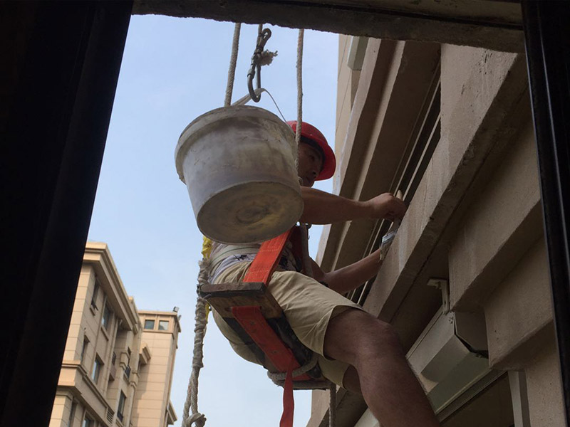 高空外墻防水：外墻面洞和較大裂縫防水密封前用噴水槍等工具將待治理的外墻面、伸縮縫、窗框等部位清理干凈，使施工的外墻面及縫、孔、洞部位達到無油、無塵土、無水泥松散顆粒等雜物。待其干燥后，將孔、洞、縫用防水密封材料嵌填密實，并達到與原顏色一致，再用快速堵漏靈和透明防水膠膜進行精心施工。 整體條形瓷磚外墻面防水，采用高效環(huán)保型憎水進行精心施工。該材料具有防水性能優(yōu)異、透氣性能良好、施工方便、使用安全、質(zhì)量可靠、耐久性好等特點。