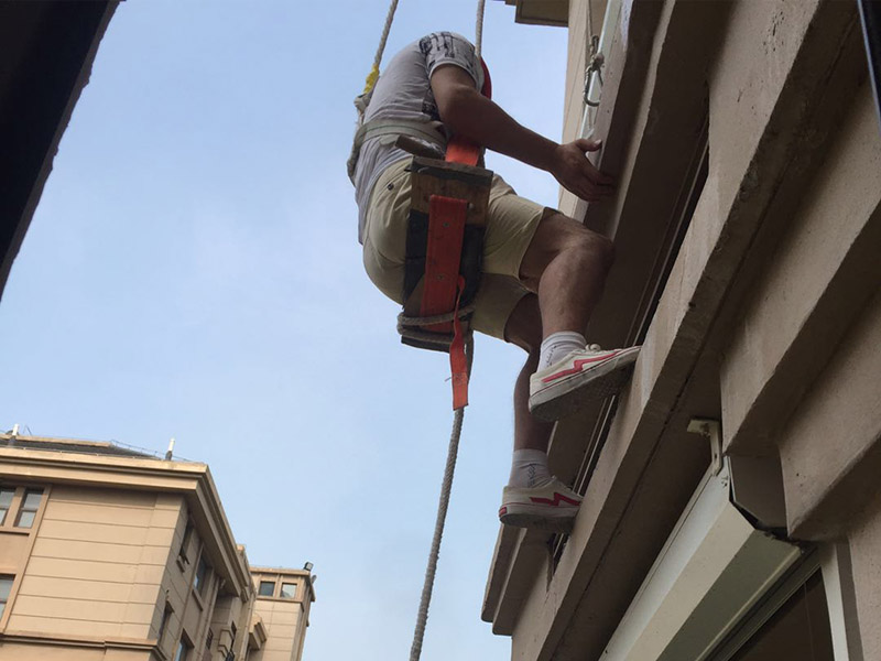 高空外墻防水：外墻面洞和較大裂縫防水密封前用噴水槍等工具將待治理的外墻面、伸縮縫、窗框等部位清理干凈，使施工的外墻面及縫、孔、洞部位達到無油、無塵土、無水泥松散顆粒等雜物。待其干燥后，將孔、洞、縫用防水密封材料嵌填密實，并達到與原顏色一致，再用快速堵漏靈和透明防水膠膜進行精心施工。 整體條形瓷磚外墻面防水，采用高效環(huán)保型憎水進行精心施工。該材料具有防水性能優(yōu)異、透氣性能良好、施工方便、使用安全、質(zhì)量可靠、耐久性好等特點。