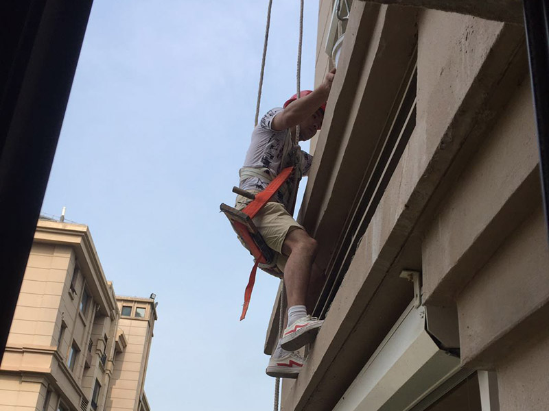 高空外墻防水：外墻面洞和較大裂縫防水密封前用噴水槍等工具將待治理的外墻面、伸縮縫、窗框等部位清理干凈，使施工的外墻面及縫、孔、洞部位達到無油、無塵土、無水泥松散顆粒等雜物。待其干燥后，將孔、洞、縫用防水密封材料嵌填密實，并達到與原顏色一致，再用快速堵漏靈和透明防水膠膜進行精心施工。 整體條形瓷磚外墻面防水，采用高效環(huán)保型憎水進行精心施工。該材料具有防水性能優(yōu)異、透氣性能良好、施工方便、使用安全、質(zhì)量可靠、耐久性好等特點。