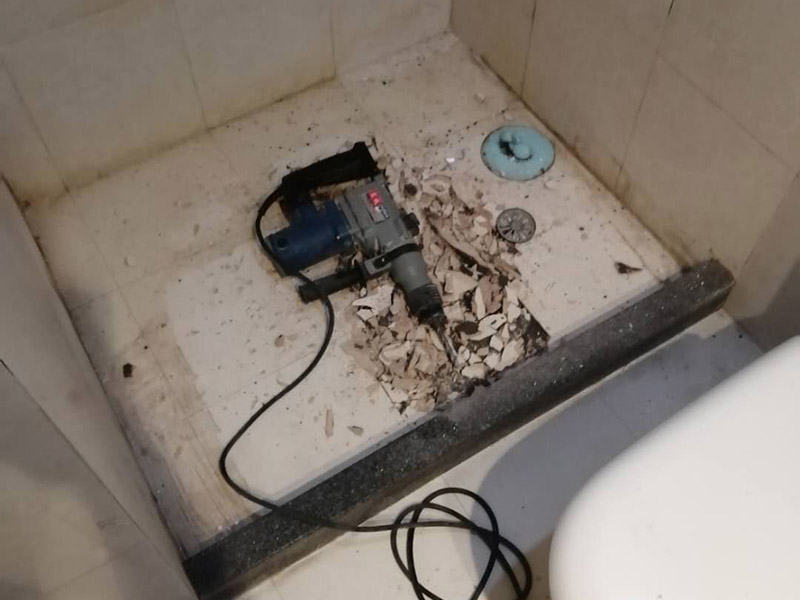 浴室地面拆除重裝：首先要進(jìn)行地面處理，確保地面干凈，沒有任何雜物污染，基層表面堅實，無脫皮等現(xiàn)象，還要進(jìn)行地面找平，保證地面平整，沒有較大的缺陷和補(bǔ)痕。 在刷涂料前，要保證衛(wèi)生間的干凈，干燥。防水涂料要刷全面，與基層結(jié)合牢固，不會出現(xiàn)氣泡，脫落等問題。我們涂刷時，要由下至上，先墻后地涂刷。一般來說，衛(wèi)生間的防水要做到180厘米，非淋浴墻面防水不能低于35厘米。小編建議防水統(tǒng)一做到180厘米。刷涂料不僅要注意高度，還有注意涂刷的厚度，國家規(guī)定防水涂料要涂到1.5毫米厚。防水涂料是要刷兩遍，第二遍涂料是要等第一遍涂料干透之后才能開始刷。 還要在防水層上再鋪一層保護(hù)層，保護(hù)層要完全覆蓋防水層，與之結(jié)合牢固，不能存在裂紋、氣泡、脫落等問題。 在做閉水試驗前，要把衛(wèi)生間所有的下水都堵住，并且在衛(wèi)生間門口做一個簡易25厘米高的門檻，把衛(wèi)生間封好，再往衛(wèi)生間灌入20厘米高的水。24小時之后，衛(wèi)生間的水沒有滲漏，才能算衛(wèi)生間防水工程合格。